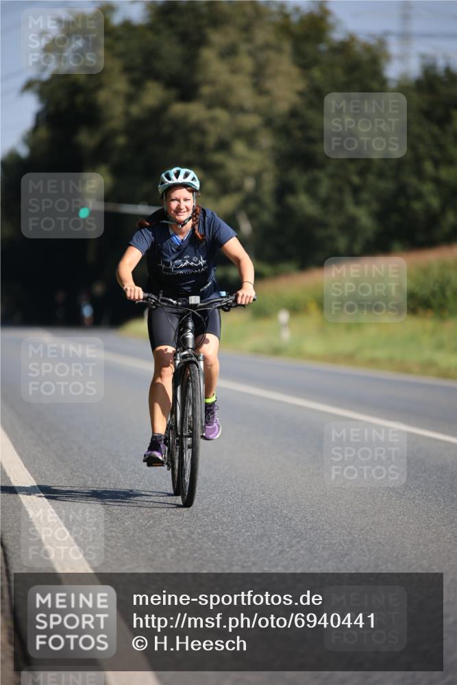 01.09.2024 - 17. Tribühne Triathlon H.Heesch http://msf.ph/oto/6940441 01.09.2024 10:37:09 Radfahren 235, 1068 meine-sportfotos.de