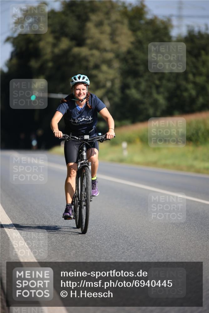 01.09.2024 - 17. Tribühne Triathlon H.Heesch http://msf.ph/oto/6940445 01.09.2024 10:37:09 Radfahren 235, 1068 meine-sportfotos.de