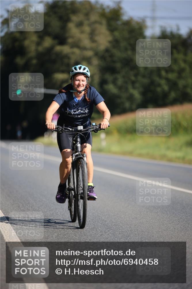 01.09.2024 - 17. Tribühne Triathlon H.Heesch http://msf.ph/oto/6940458 01.09.2024 10:37:09 Radfahren 235, 1068 meine-sportfotos.de
