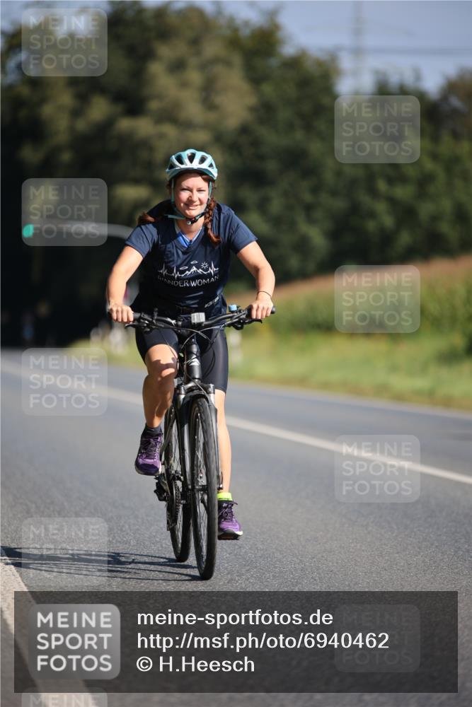01.09.2024 - 17. Tribühne Triathlon H.Heesch http://msf.ph/oto/6940462 01.09.2024 10:37:09 Radfahren 235, 1068 meine-sportfotos.de