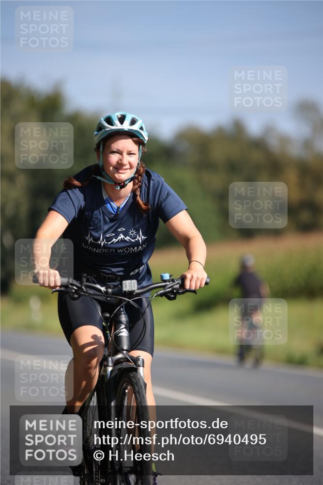 01.09.2024 - 17. Tribühne Triathlon H.Heesch http://msf.ph/oto/6940495 01.09.2024 10:37:10 Radfahren 235, 1068 meine-sportfotos.de