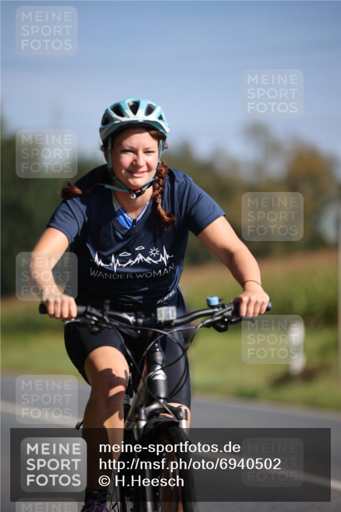 01.09.2024 - 17. Tribühne Triathlon H.Heesch http://msf.ph/oto/6940502 01.09.2024 10:37:10 Radfahren 235, 1068 meine-sportfotos.de
