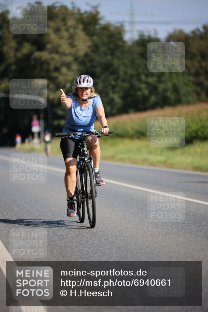 01.09.2024 - 17. Tribühne Triathlon H.Heesch http://msf.ph/oto/6940661 01.09.2024 10:40:51 Radfahren 138 meine-sportfotos.de
