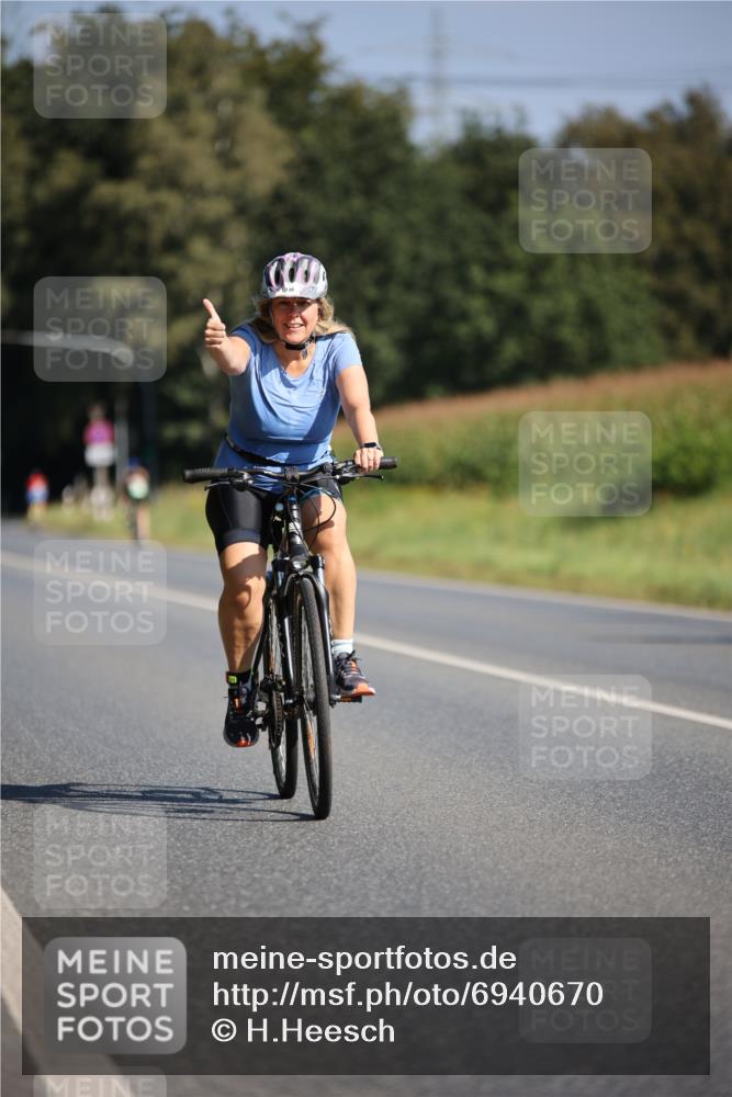01.09.2024 - 17. Tribühne Triathlon H.Heesch http://msf.ph/oto/6940670 01.09.2024 10:40:51 Radfahren 138 meine-sportfotos.de