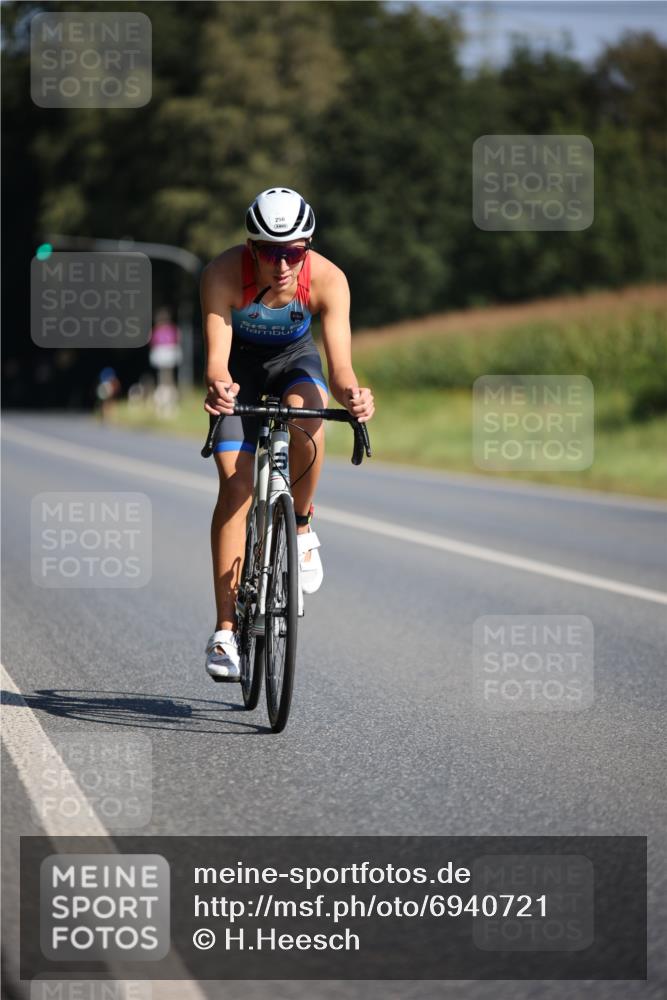 01.09.2024 - 17. Tribühne Triathlon H.Heesch http://msf.ph/oto/6940721 01.09.2024 10:41:30 Radfahren 256 meine-sportfotos.de
