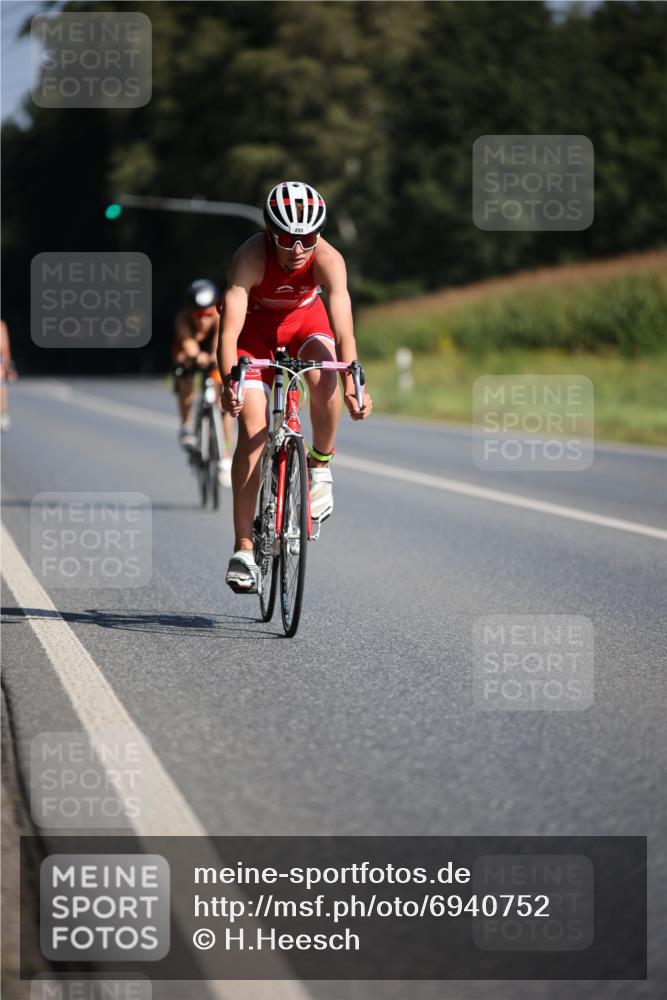 01.09.2024 - 17. Tribühne Triathlon H.Heesch http://msf.ph/oto/6940752 01.09.2024 10:41:49 Radfahren 255, 268, 285 meine-sportfotos.de