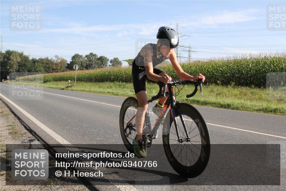 01.09.2024 - 17. Tribühne Triathlon H.Heesch http://msf.ph/oto/6940766 01.09.2024 09:37:02 Radfahren 114, 117 meine-sportfotos.de