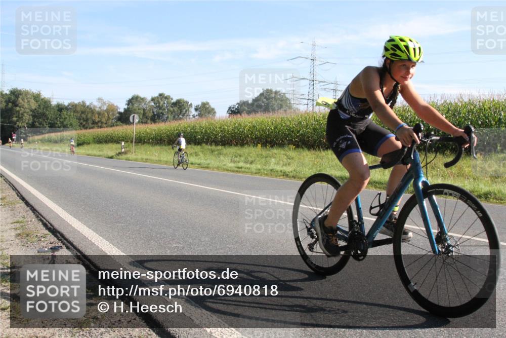 01.09.2024 - 17. Tribühne Triathlon H.Heesch http://msf.ph/oto/6940818 01.09.2024 09:39:29 Radfahren 66, 70, 77, 89, 131 meine-sportfotos.de