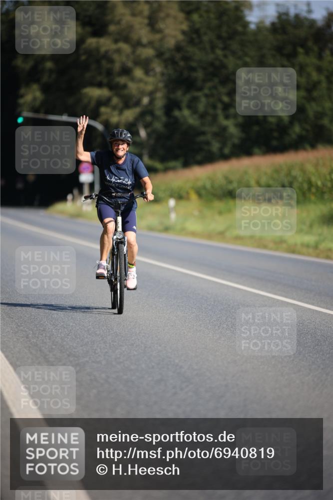 01.09.2024 - 17. Tribühne Triathlon H.Heesch http://msf.ph/oto/6940819 01.09.2024 10:42:08 Radfahren 217, 254, 266, 1067 meine-sportfotos.de