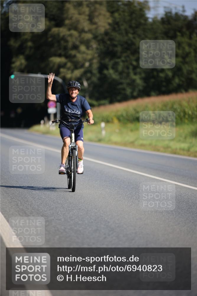 01.09.2024 - 17. Tribühne Triathlon H.Heesch http://msf.ph/oto/6940823 01.09.2024 10:42:08 Radfahren 217, 254, 266, 1067 meine-sportfotos.de