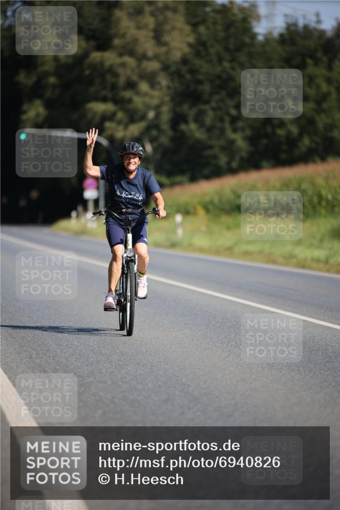 01.09.2024 - 17. Tribühne Triathlon H.Heesch http://msf.ph/oto/6940826 01.09.2024 10:42:08 Radfahren 217, 254, 266, 1067 meine-sportfotos.de