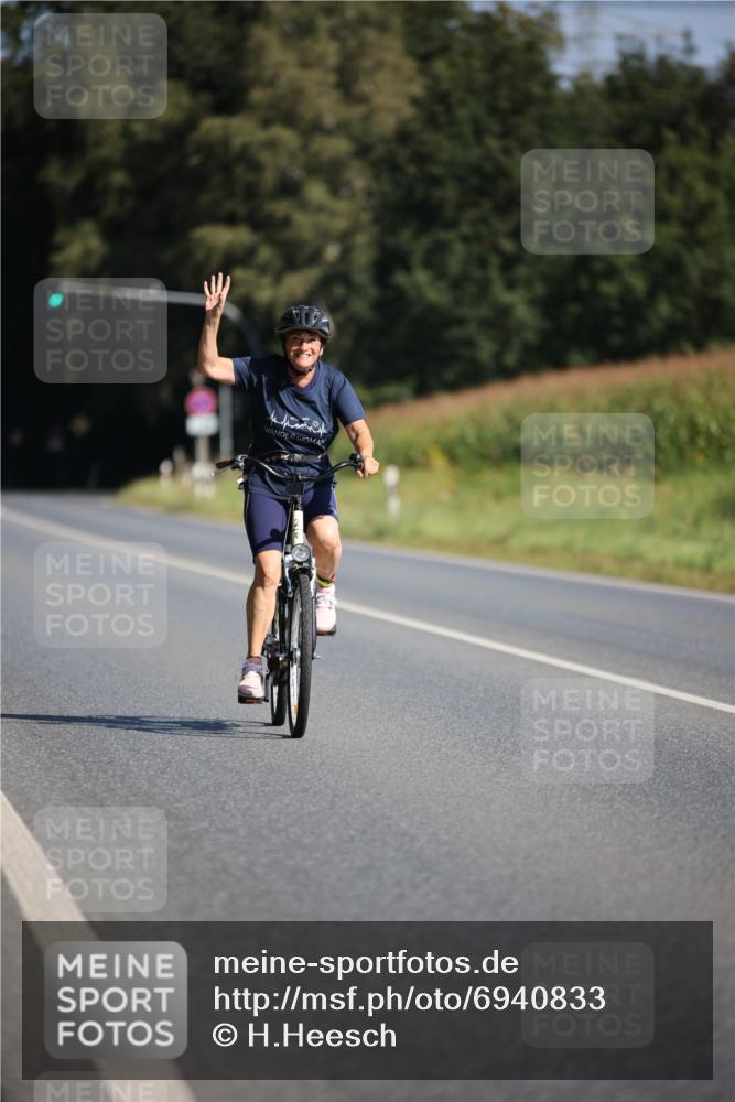 01.09.2024 - 17. Tribühne Triathlon H.Heesch http://msf.ph/oto/6940833 01.09.2024 10:42:08 Radfahren 217, 254, 266, 1067 meine-sportfotos.de