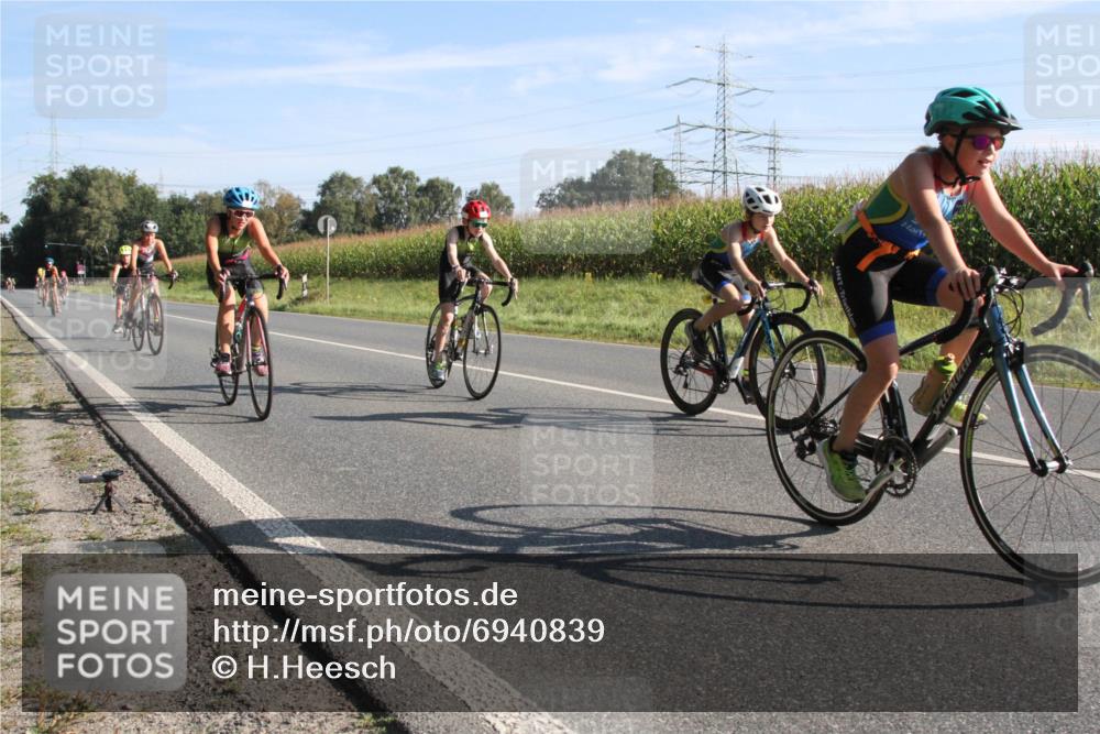 01.09.2024 - 17. Tribühne Triathlon H.Heesch http://msf.ph/oto/6940839 01.09.2024 09:40:47 Radfahren 58, 78, 83, 84, 86, 92, 99, 100, 104, 124 meine-sportfotos.de