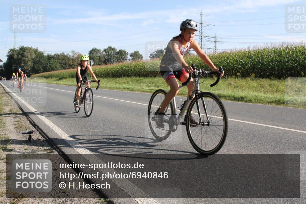 01.09.2024 - 17. Tribühne Triathlon H.Heesch http://msf.ph/oto/6940846 01.09.2024 09:40:48 Radfahren 58, 78, 83, 84, 86, 92, 99, 100, 104, 124 meine-sportfotos.de