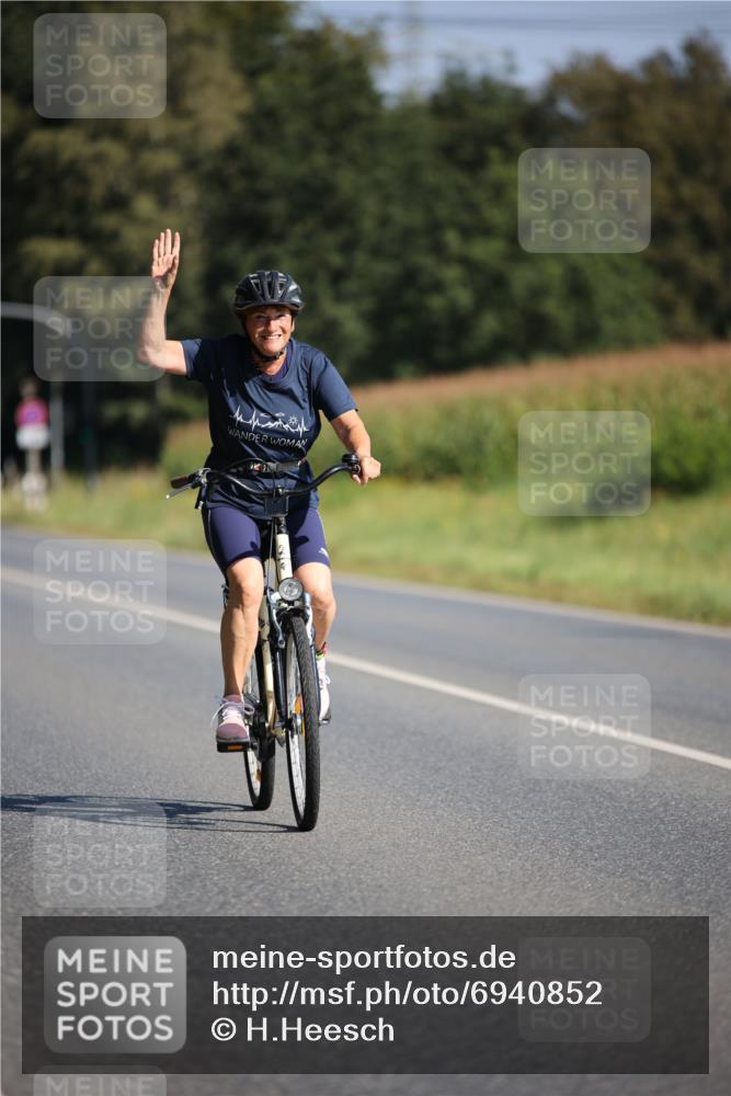 01.09.2024 - 17. Tribühne Triathlon H.Heesch http://msf.ph/oto/6940852 01.09.2024 10:42:09 Radfahren 217, 254, 266, 1067 meine-sportfotos.de