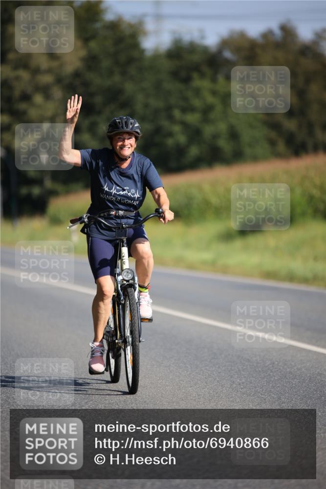 01.09.2024 - 17. Tribühne Triathlon H.Heesch http://msf.ph/oto/6940866 01.09.2024 10:42:09 Radfahren 217, 254, 266, 1067 meine-sportfotos.de