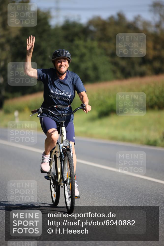 01.09.2024 - 17. Tribühne Triathlon H.Heesch http://msf.ph/oto/6940882 01.09.2024 10:42:10 Radfahren 217, 254, 266, 1067 meine-sportfotos.de