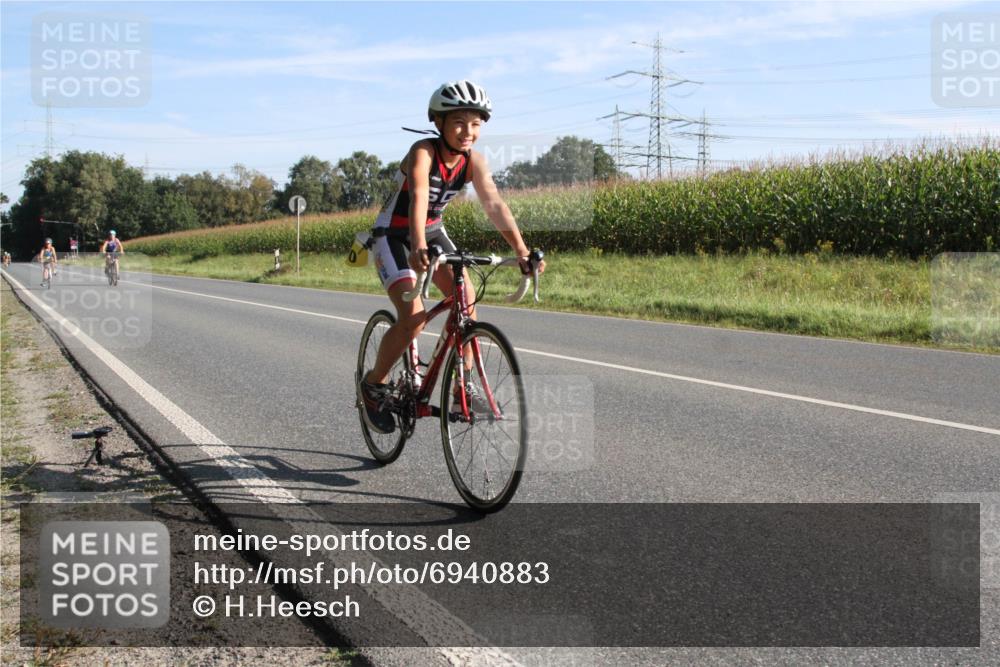 01.09.2024 - 17. Tribühne Triathlon H.Heesch http://msf.ph/oto/6940883 01.09.2024 09:41:31 Radfahren 63, 80, 81, 87, 110, 112, 123 meine-sportfotos.de
