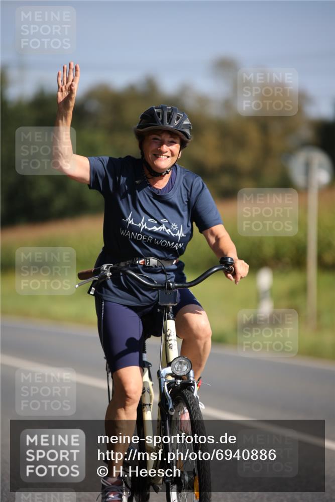 01.09.2024 - 17. Tribühne Triathlon H.Heesch http://msf.ph/oto/6940886 01.09.2024 10:42:10 Radfahren 217, 254, 266, 1067 meine-sportfotos.de