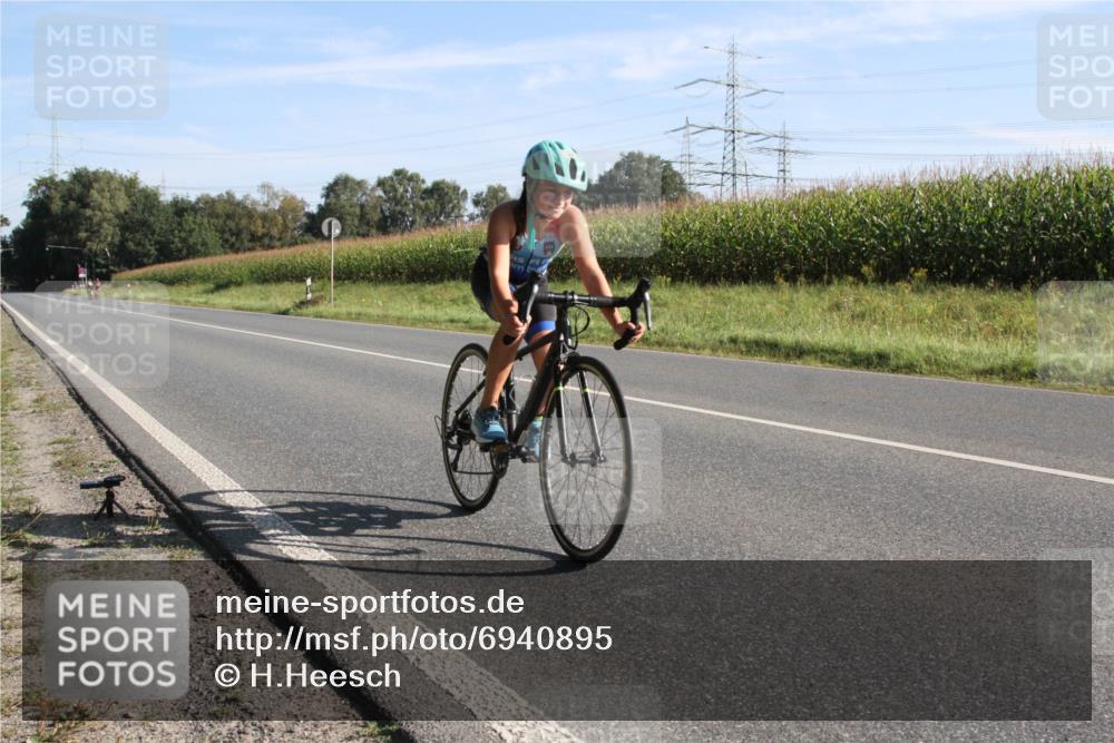 01.09.2024 - 17. Tribühne Triathlon H.Heesch http://msf.ph/oto/6940895 01.09.2024 09:41:45 Radfahren 102, 125, 129 meine-sportfotos.de