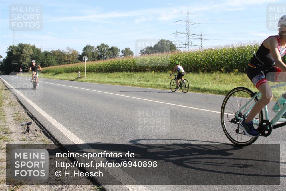01.09.2024 - 17. Tribühne Triathlon H.Heesch http://msf.ph/oto/6940898 01.09.2024 09:42:08 Radfahren 97, 122, 126, 127 meine-sportfotos.de