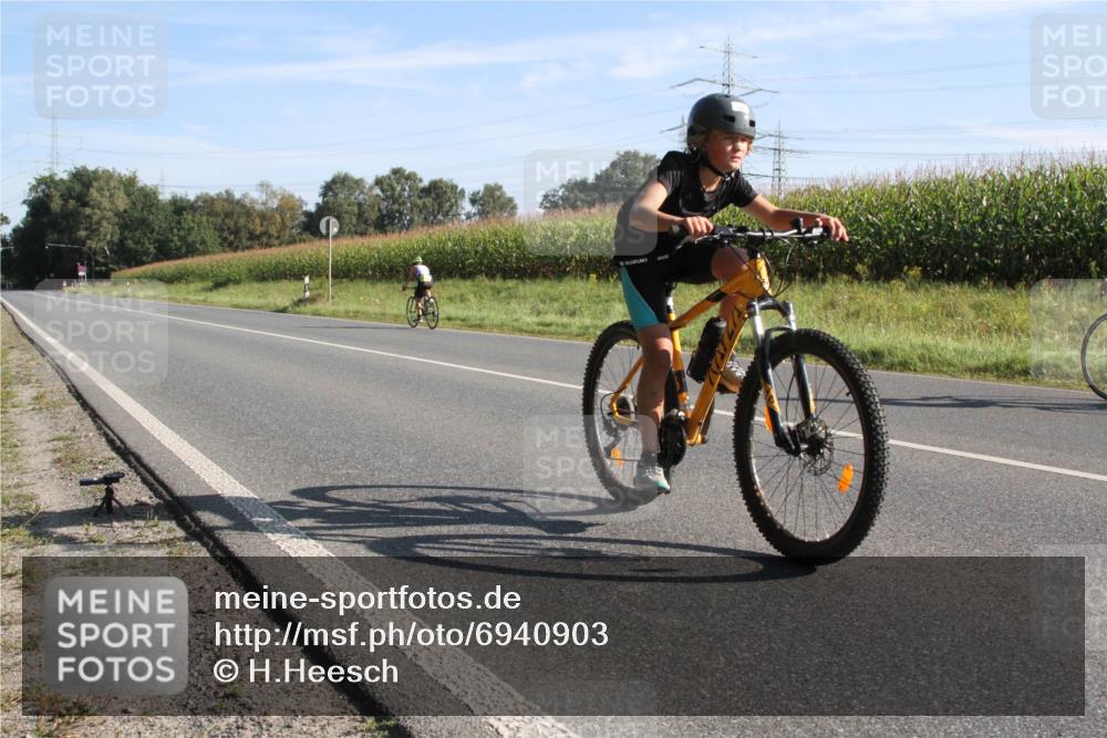 01.09.2024 - 17. Tribühne Triathlon H.Heesch http://msf.ph/oto/6940903 01.09.2024 09:42:09 Radfahren 97, 122, 126, 127 meine-sportfotos.de