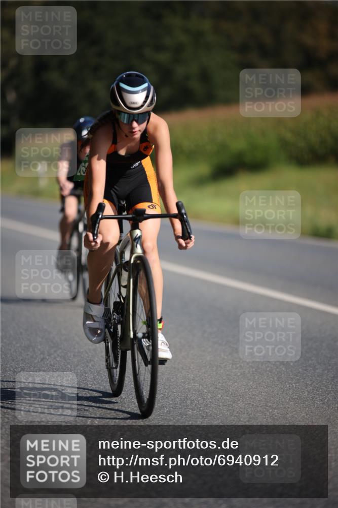 01.09.2024 - 17. Tribühne Triathlon H.Heesch http://msf.ph/oto/6940912 01.09.2024 10:42:14 Radfahren 254, 266 meine-sportfotos.de