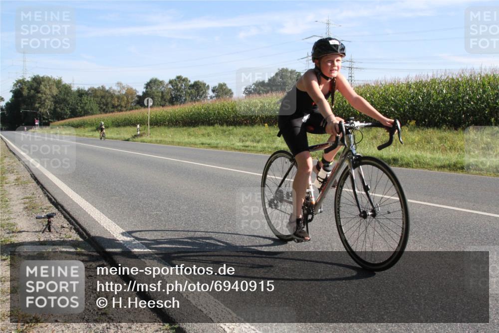01.09.2024 - 17. Tribühne Triathlon H.Heesch http://msf.ph/oto/6940915 01.09.2024 09:43:25 Radfahren 80, 95, 123 meine-sportfotos.de