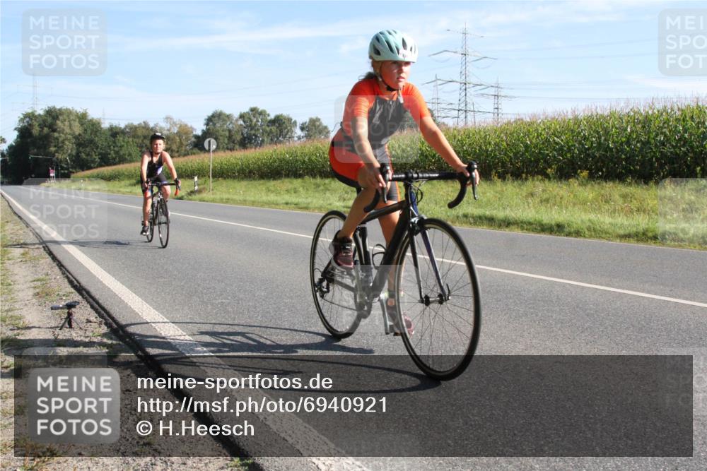 01.09.2024 - 17. Tribühne Triathlon H.Heesch http://msf.ph/oto/6940921 01.09.2024 09:44:07 Radfahren 122, 126 meine-sportfotos.de