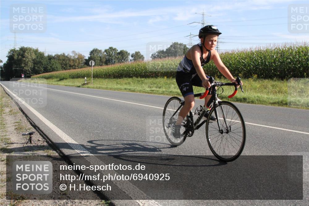 01.09.2024 - 17. Tribühne Triathlon H.Heesch http://msf.ph/oto/6940925 01.09.2024 09:44:08 Radfahren 122, 126 meine-sportfotos.de