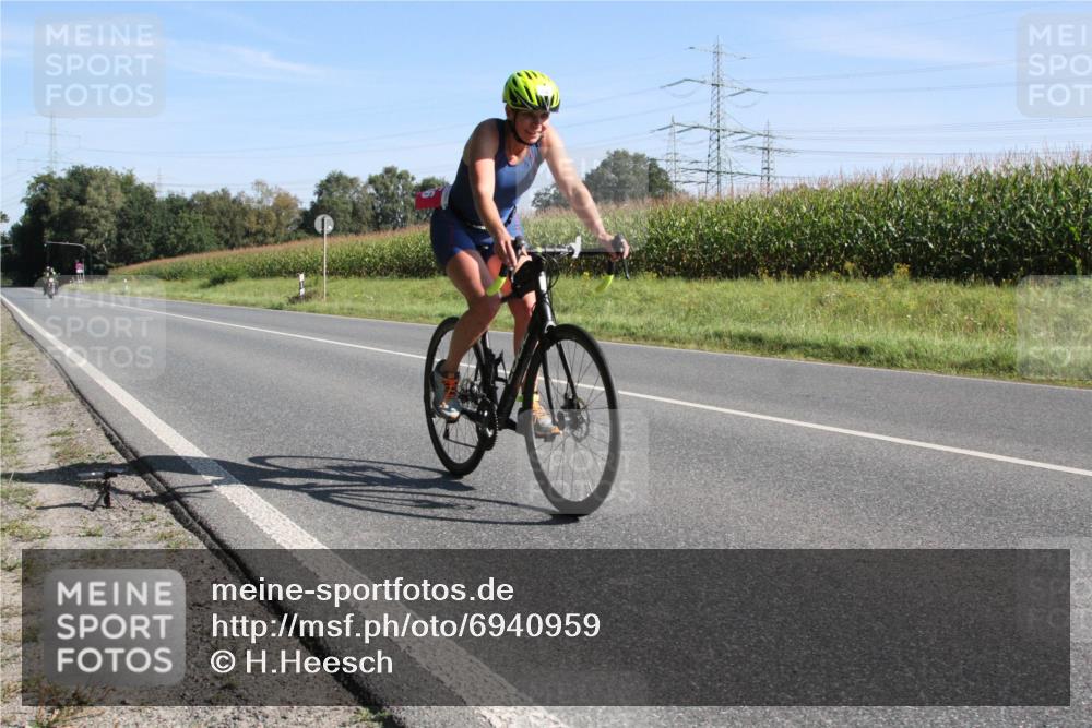 01.09.2024 - 17. Tribühne Triathlon H.Heesch http://msf.ph/oto/6940959 01.09.2024 10:26:45 Radfahren 146 meine-sportfotos.de