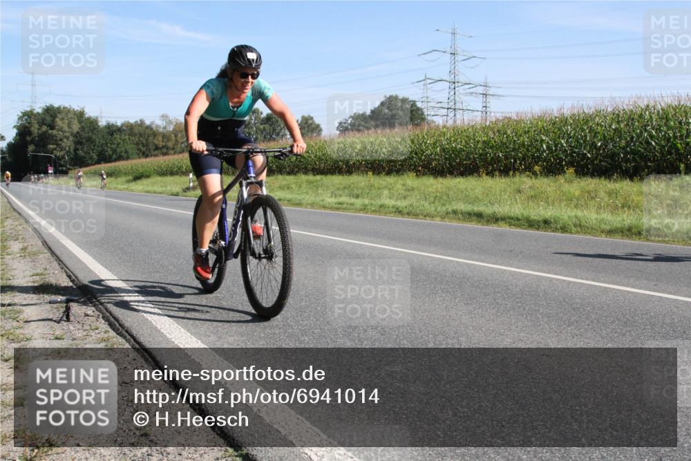 01.09.2024 - 17. Tribühne Triathlon H.Heesch http://msf.ph/oto/6941014 01.09.2024 10:30:52 Radfahren 150, 200, 267, 292, 293 meine-sportfotos.de