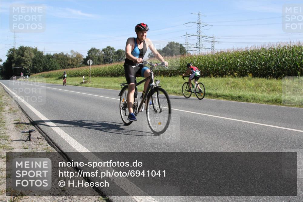01.09.2024 - 17. Tribühne Triathlon H.Heesch http://msf.ph/oto/6941041 01.09.2024 10:31:45 Radfahren 232, 242, 259, 303, 304, 1062 meine-sportfotos.de