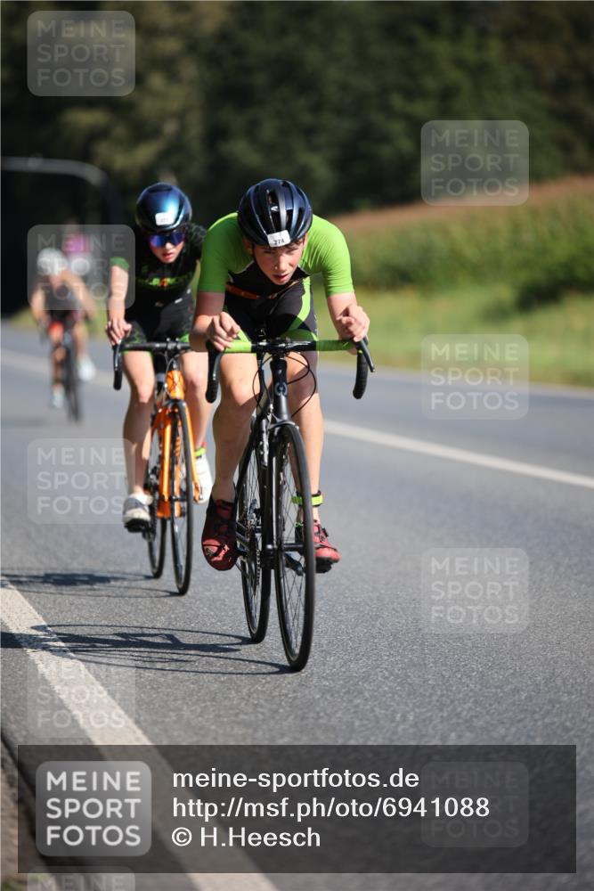 01.09.2024 - 17. Tribühne Triathlon H.Heesch http://msf.ph/oto/6941088 01.09.2024 10:42:48 Radfahren 246, 264, 273, 274 meine-sportfotos.de