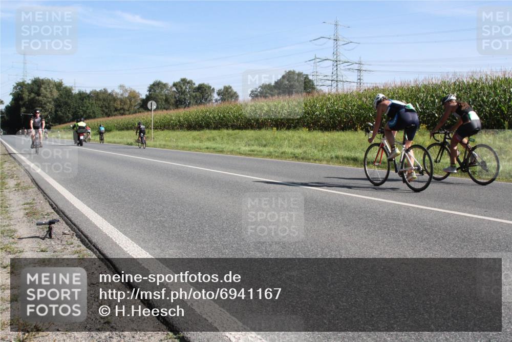 01.09.2024 - 17. Tribühne Triathlon H.Heesch http://msf.ph/oto/6941167 01.09.2024 10:33:42 Radfahren 108, 189, 195, 197, 212, 226, 239, 279, 283, 730 meine-sportfotos.de