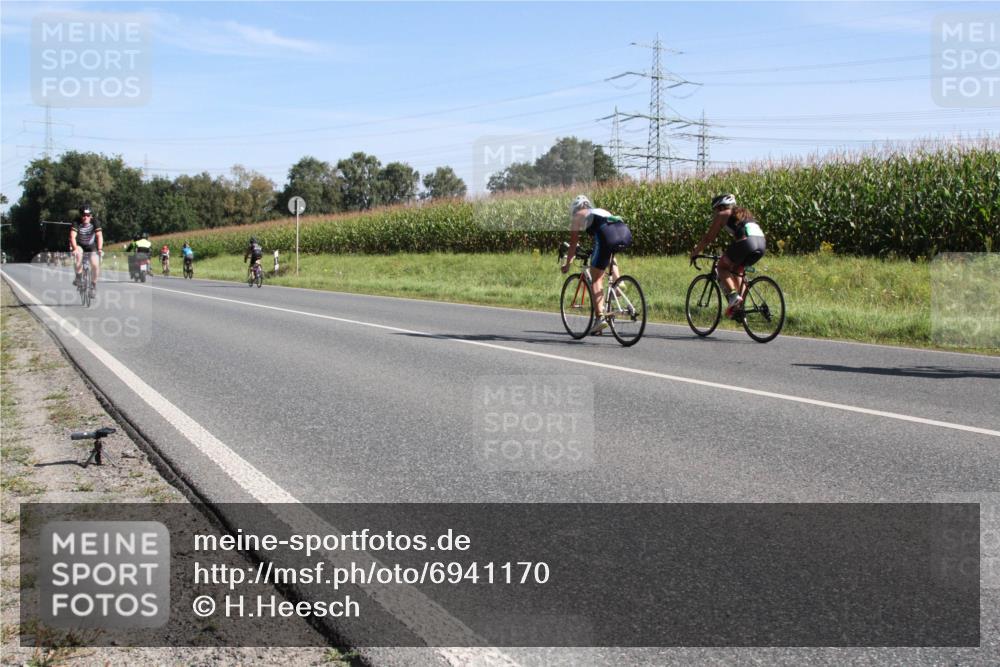 01.09.2024 - 17. Tribühne Triathlon H.Heesch http://msf.ph/oto/6941170 01.09.2024 10:33:42 Radfahren 108, 189, 195, 197, 212, 226, 239, 279, 283, 730 meine-sportfotos.de