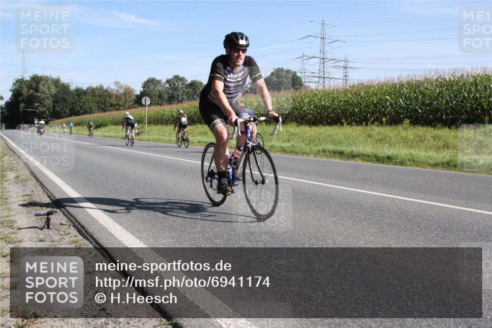 01.09.2024 - 17. Tribühne Triathlon H.Heesch http://msf.ph/oto/6941174 01.09.2024 10:33:44 Radfahren 108, 189, 195, 197, 212, 226, 279, 283, 730 meine-sportfotos.de