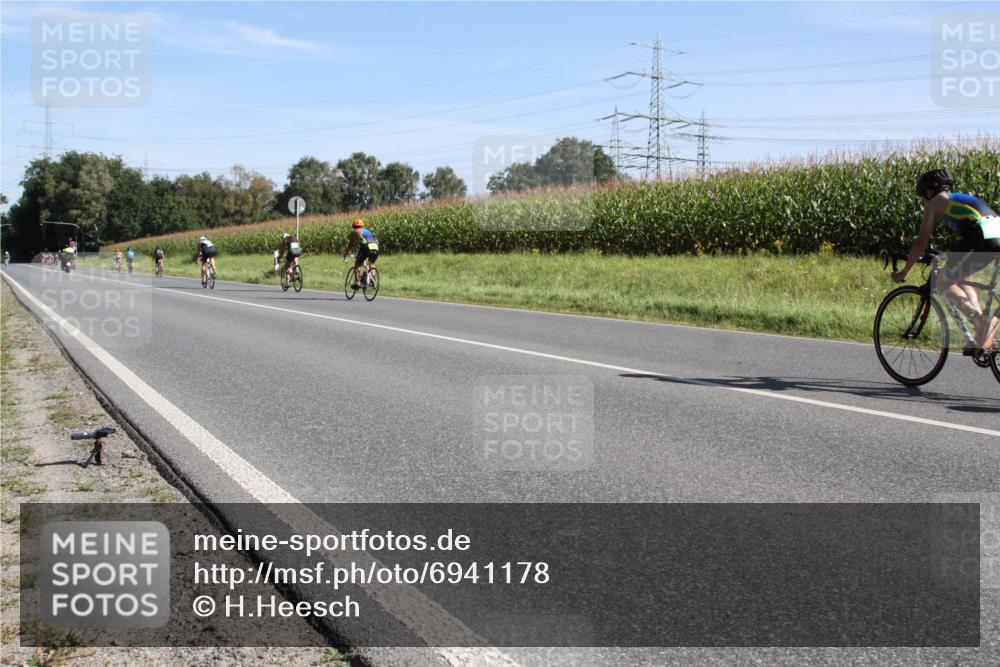 01.09.2024 - 17. Tribühne Triathlon H.Heesch http://msf.ph/oto/6941178 01.09.2024 10:33:45 Radfahren 108, 189, 195, 197, 212, 226, 279, 283, 730 meine-sportfotos.de