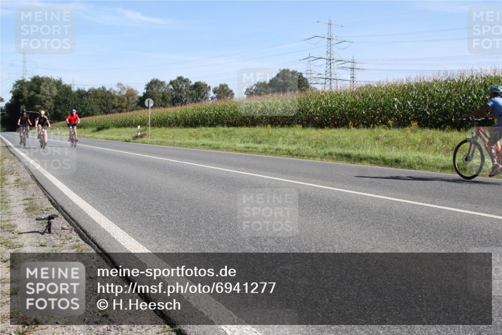 01.09.2024 - 17. Tribühne Triathlon H.Heesch http://msf.ph/oto/6941277 01.09.2024 10:35:20 Radfahren 142, 165, 166, 248 meine-sportfotos.de