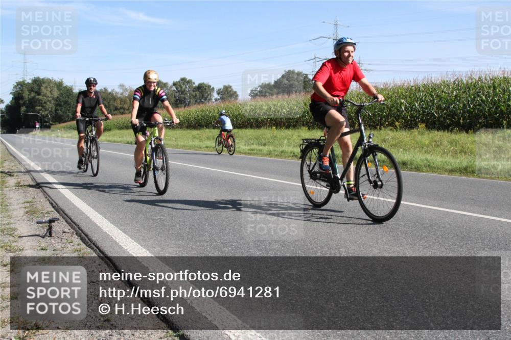 01.09.2024 - 17. Tribühne Triathlon H.Heesch http://msf.ph/oto/6941281 01.09.2024 10:35:23 Radfahren 142, 165, 166, 248 meine-sportfotos.de