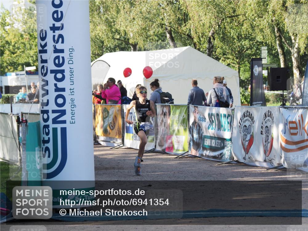 01.09.2024 - 17. Tribühne Triathlon Michael Strokosch http://msf.ph/oto/6941354 01.09.2024 09:12:24 Ziel 30 meine-sportfotos.de
