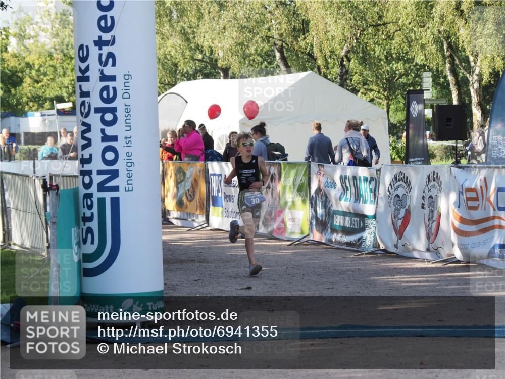 01.09.2024 - 17. Tribühne Triathlon Michael Strokosch http://msf.ph/oto/6941355 01.09.2024 09:12:24 Ziel 30 meine-sportfotos.de
