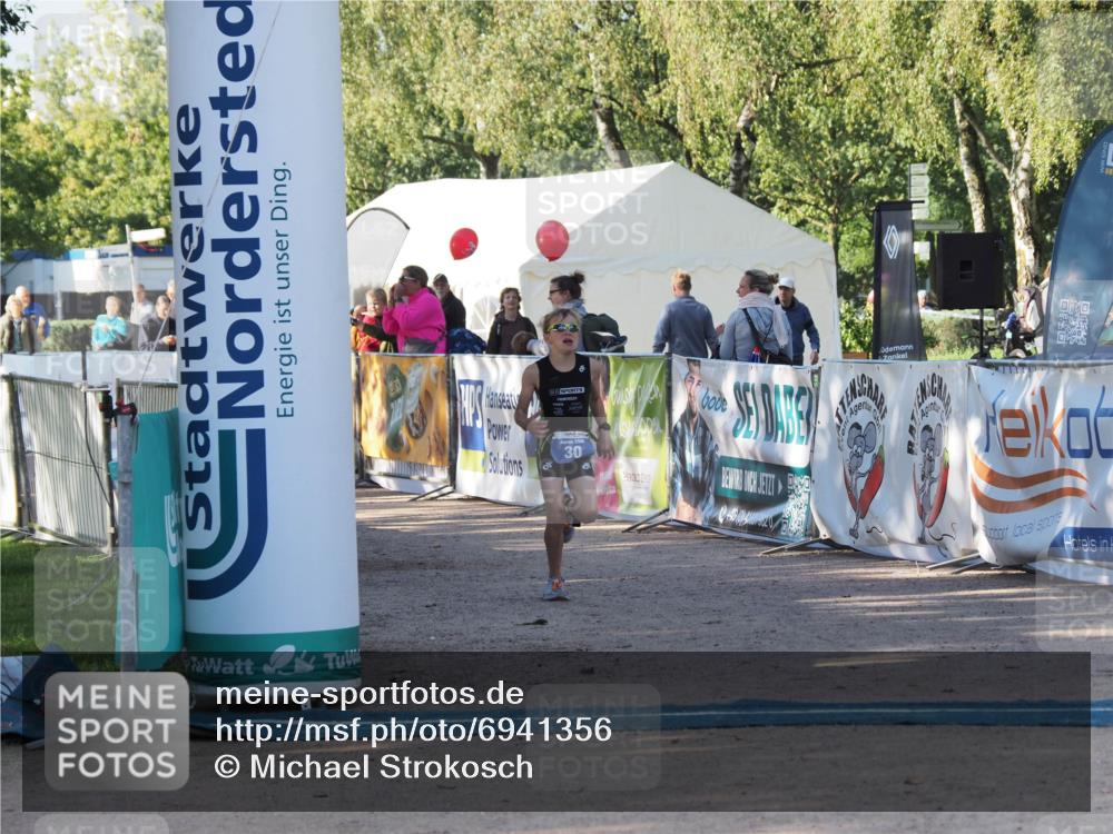 01.09.2024 - 17. Tribühne Triathlon Michael Strokosch http://msf.ph/oto/6941356 01.09.2024 09:12:25 Ziel 30 meine-sportfotos.de