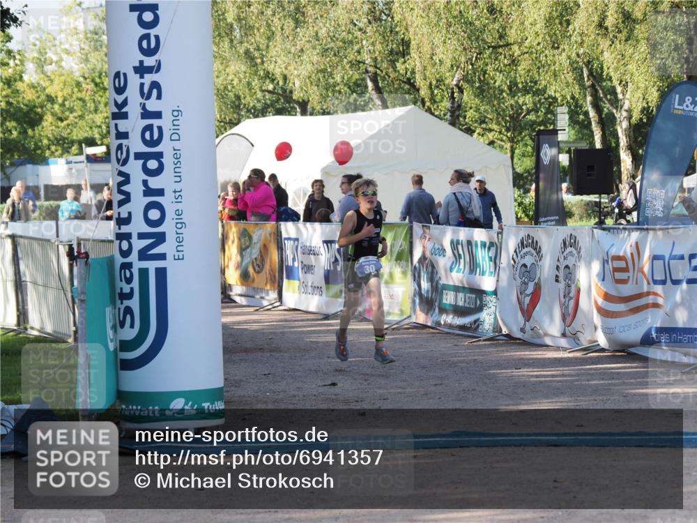 01.09.2024 - 17. Tribühne Triathlon Michael Strokosch http://msf.ph/oto/6941357 01.09.2024 09:12:25 Ziel 30 meine-sportfotos.de