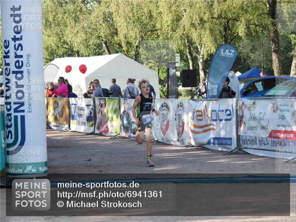 01.09.2024 - 17. Tribühne Triathlon Michael Strokosch http://msf.ph/oto/6941361 01.09.2024 09:12:25 Ziel 30 meine-sportfotos.de