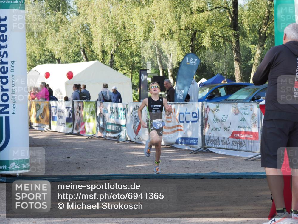 01.09.2024 - 17. Tribühne Triathlon Michael Strokosch http://msf.ph/oto/6941365 01.09.2024 09:12:26 Ziel 30 meine-sportfotos.de