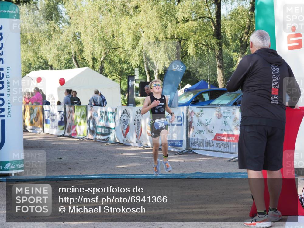 01.09.2024 - 17. Tribühne Triathlon Michael Strokosch http://msf.ph/oto/6941366 01.09.2024 09:12:27 Ziel 30 meine-sportfotos.de