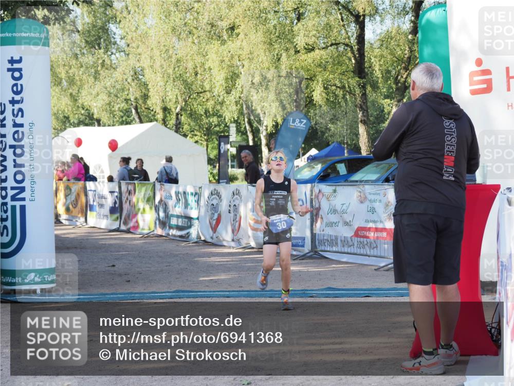 01.09.2024 - 17. Tribühne Triathlon Michael Strokosch http://msf.ph/oto/6941368 01.09.2024 09:12:27 Ziel 30 meine-sportfotos.de