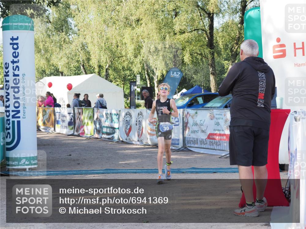 01.09.2024 - 17. Tribühne Triathlon Michael Strokosch http://msf.ph/oto/6941369 01.09.2024 09:12:27 Ziel 30 meine-sportfotos.de
