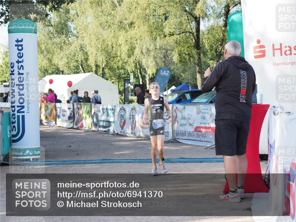 01.09.2024 - 17. Tribühne Triathlon Michael Strokosch http://msf.ph/oto/6941370 01.09.2024 09:12:27 Ziel 30 meine-sportfotos.de